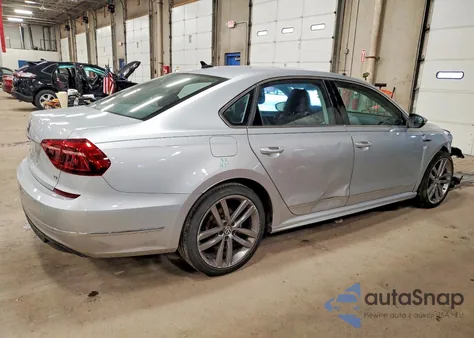 2017 Volkswagen Passat R-Line z USA, uszkodzony, nr VIN 1VWDT7A32HC064025